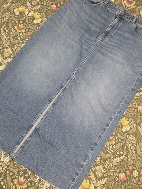 Reitmans Classic Blue Denim 5 Pocket Midi Skirt With Front Slit.